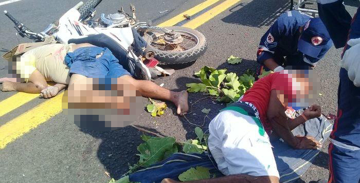 Um das vítimas da colisão das motos é atendida pelo SAMU