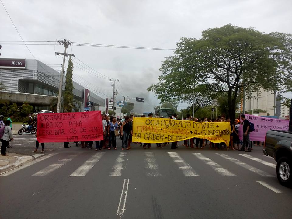 Manifestantes bloqueiam Avenida Frei Serafim