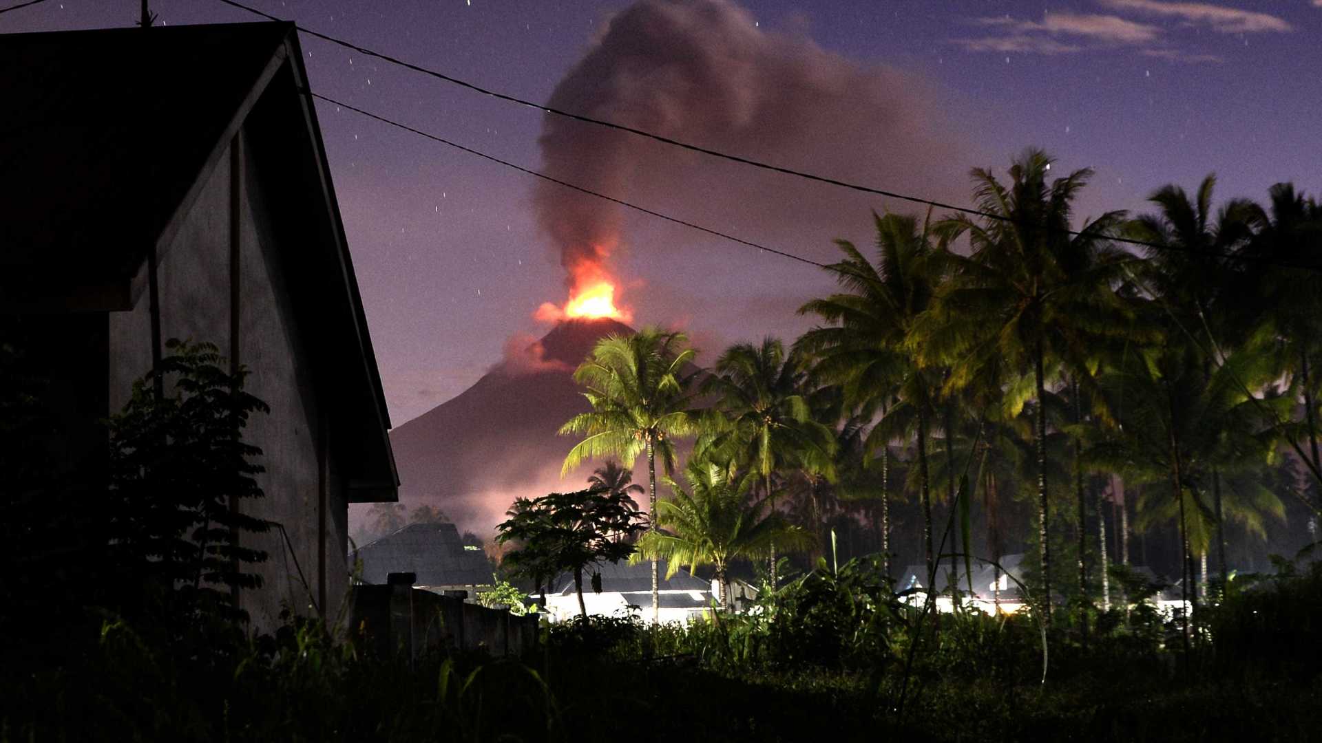 Erupção do vulcão Soputan, na Indonésia, em 2016