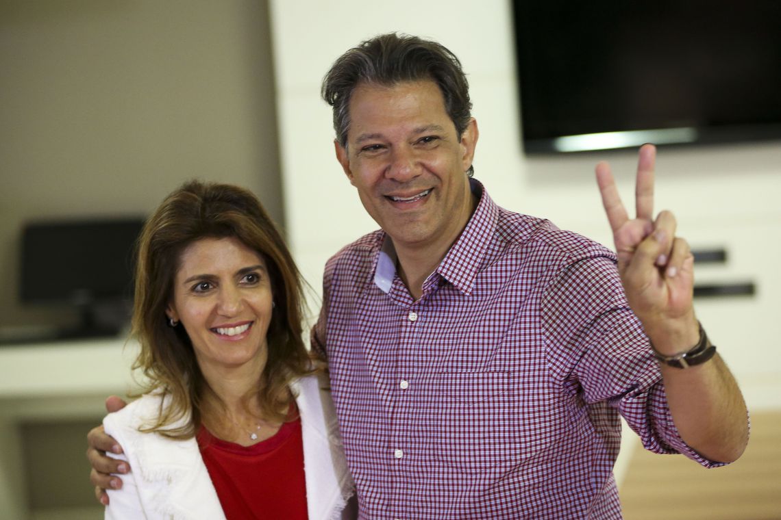 Fernando Haddad, candidato do PT à Presidência da República, com a esposa Ana Estela