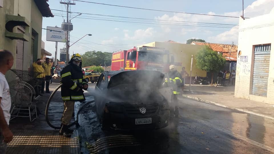 Carro pega fogo na Rua Rui Barbosa