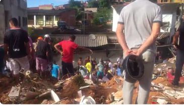Casas atingidas pelo deslizamento de terra em Niterói