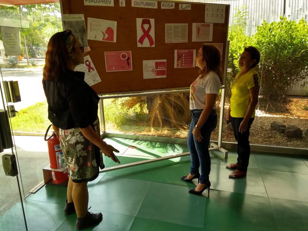Informações sobre o câncer de mama na entrada da Fundação Piauí Previdência