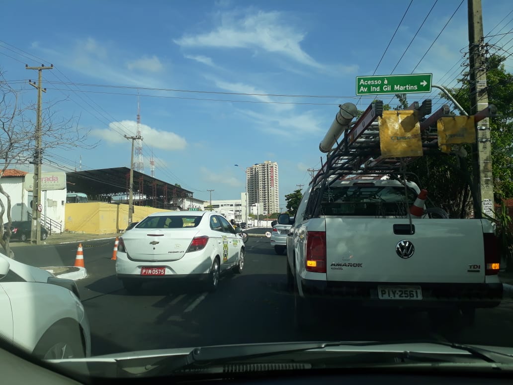 Motorista derruba poste e congestiona a Avenida Barão de Castelo Branco