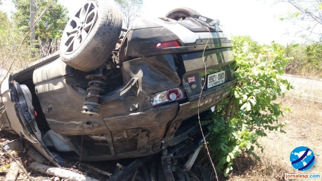 O carro da vítima, uma Land Rover, ficou bastante danificado.