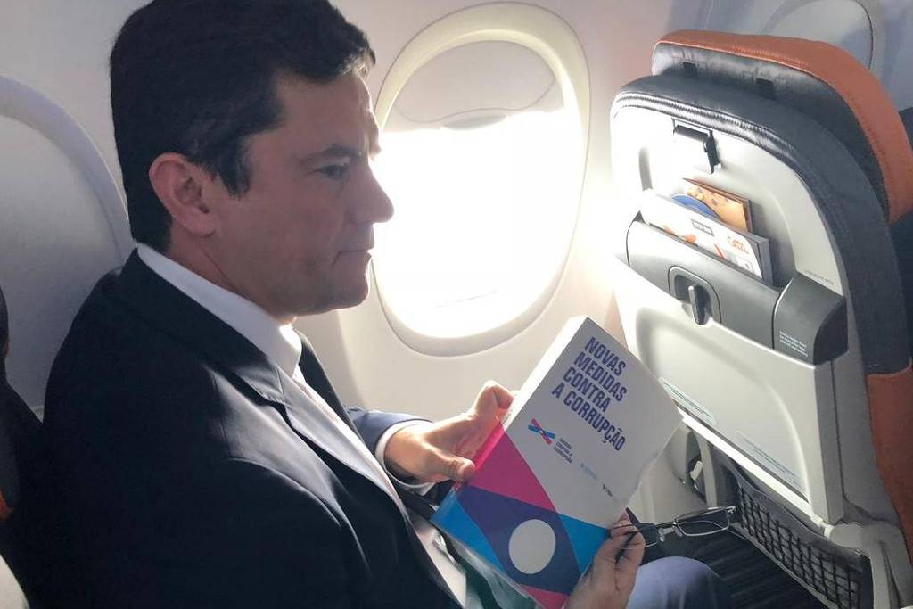 O livro sobre as novas medidas anticorrupção, exibido por Sérgio Moro no voo de Curitiba para o Rio de Janeiro