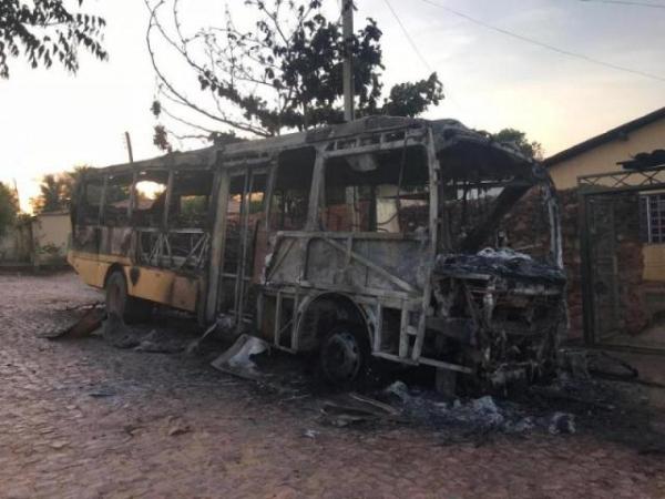 Ônibus escolar é incendiado em Cristino Castro