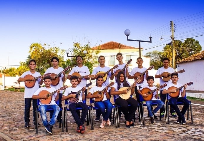 A orquestra nasceu da evolução dos alunos da Escola de Bandolins Dona Petinha