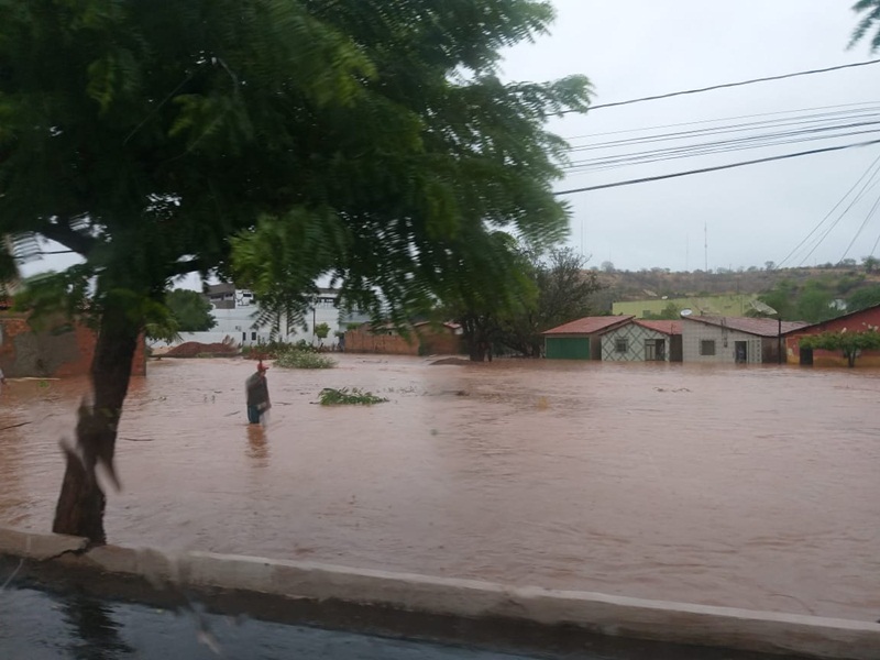 Chuva causa alagamento em Picos