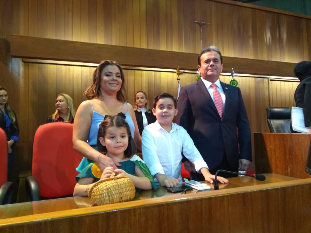Henrique Pires com a família no Plenário da Alepi