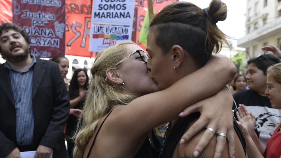 Casais promovem beijaço contra homofobia