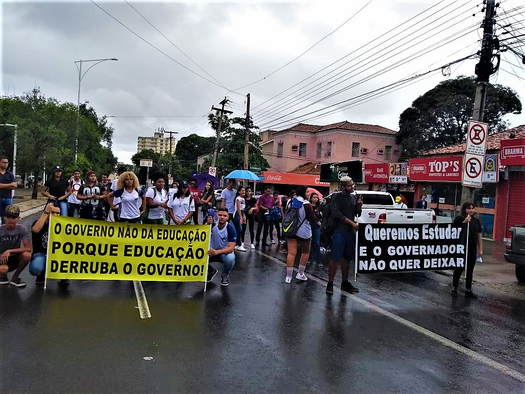 Estudantes fazem manifestação em defesa dos professores