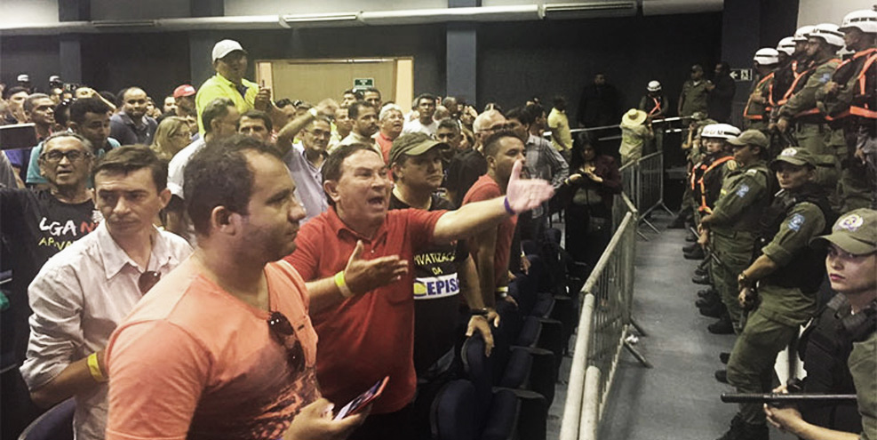 Servidores protestam durante audiência pública sobre a privatização da Eletrobras-PI