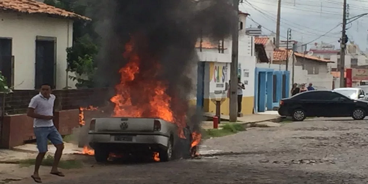 Carro pega fogo no Centro de Timon