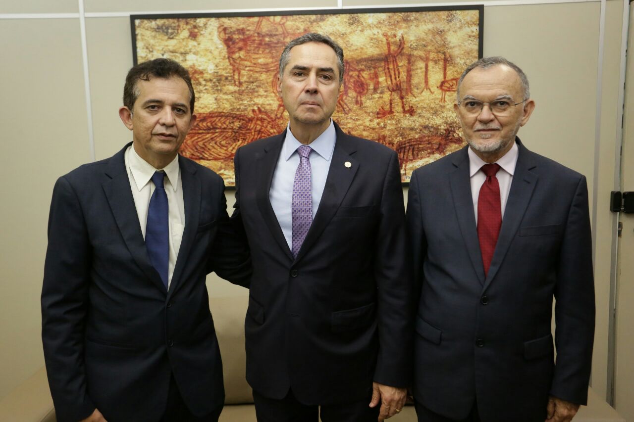 Ministro do STF, Luis Roberto Barroso, com o presidente do TCE-PI, conselheiro Olavo Rebelo