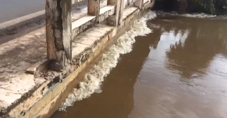 Água já está rente da ponte em Campo Maior