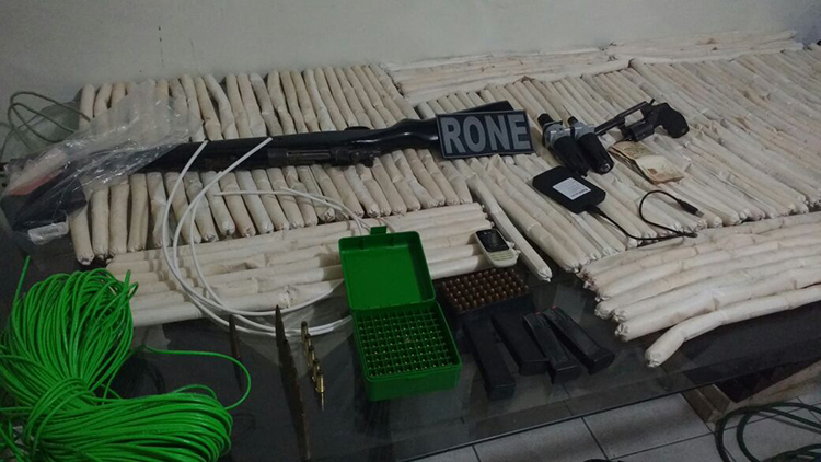 Armas, munições, explosivos e outros materiais apreendidos na oficina do advogado