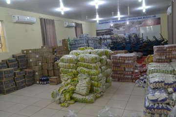 Entrega de ajuda humanitária a municípios atingidos pelas cheias