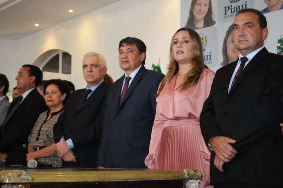 O governador Wellington Dias assina o termo de posse dos novos gestores