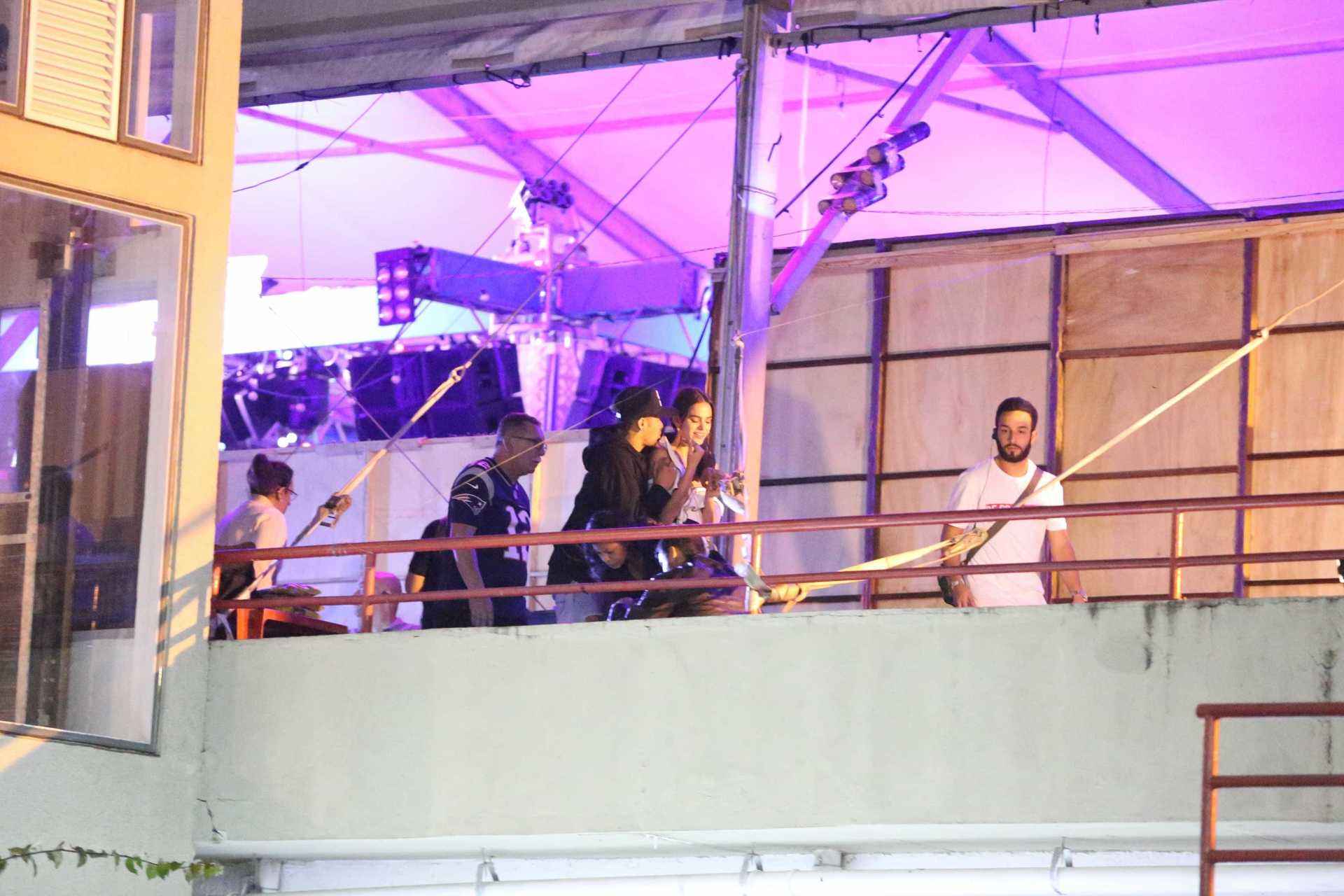 Aos beijos, Marquezine e Neymar curtem show no Rio