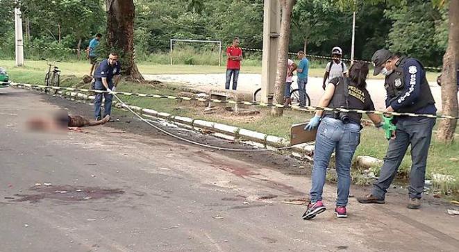 O corpo da vítima ainda no asfalto da Avenida Maranhão