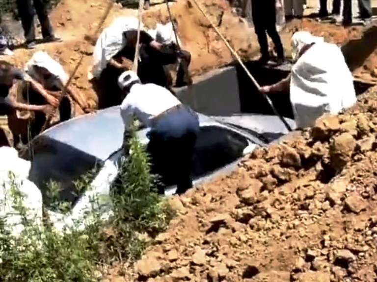 Fã de carro é enterrado dentro do próprio automóvel