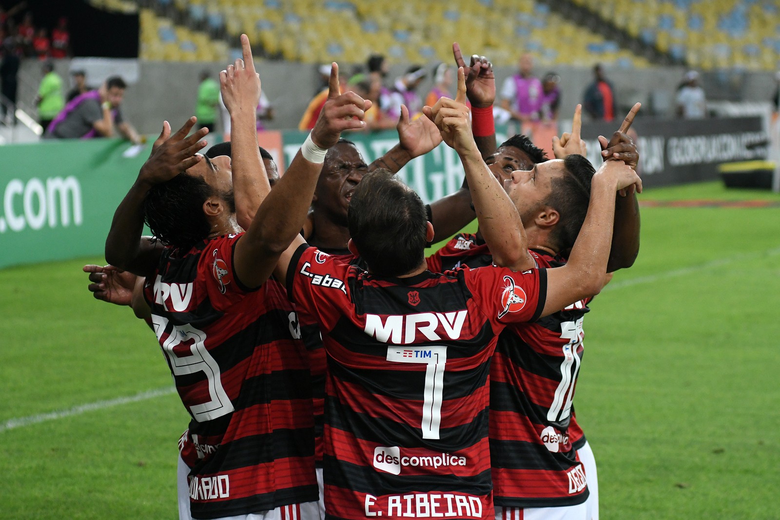 Jogadores do Flamengo comemoram o gol de Diego