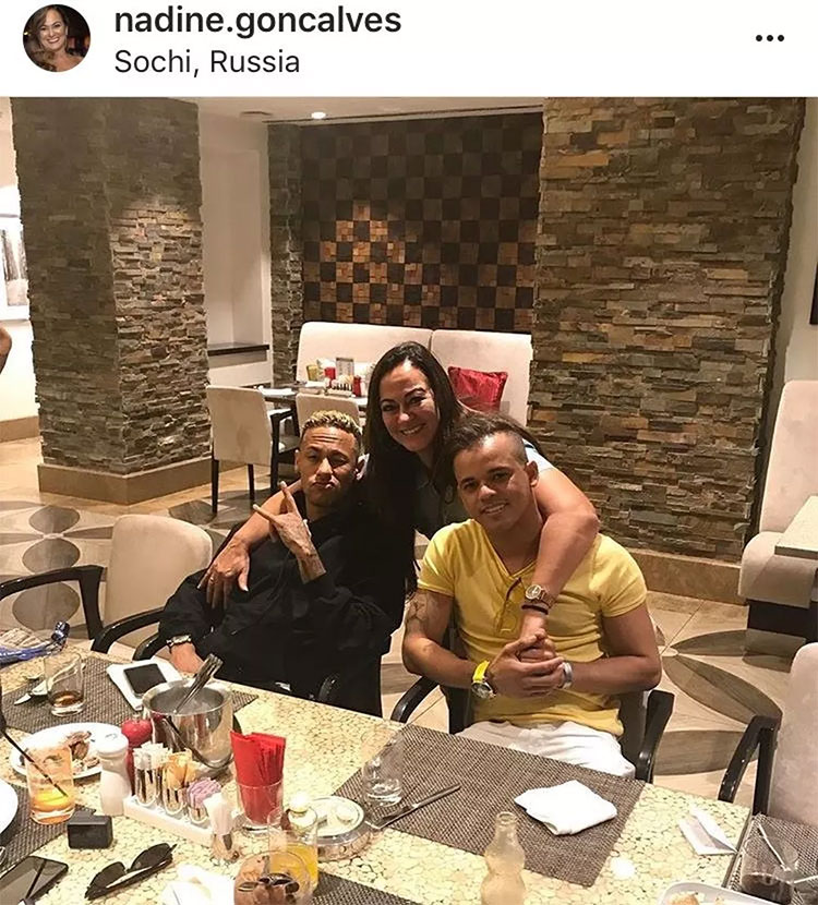 Neymar cortou o cabelo e postou foto com a família