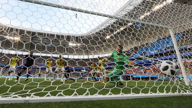 Ospina não consegue evitar o segundo gol do Japão