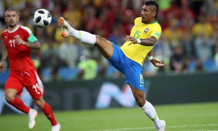 Paulinho estica a perna para tocar para tirar do goleiro sérvio
