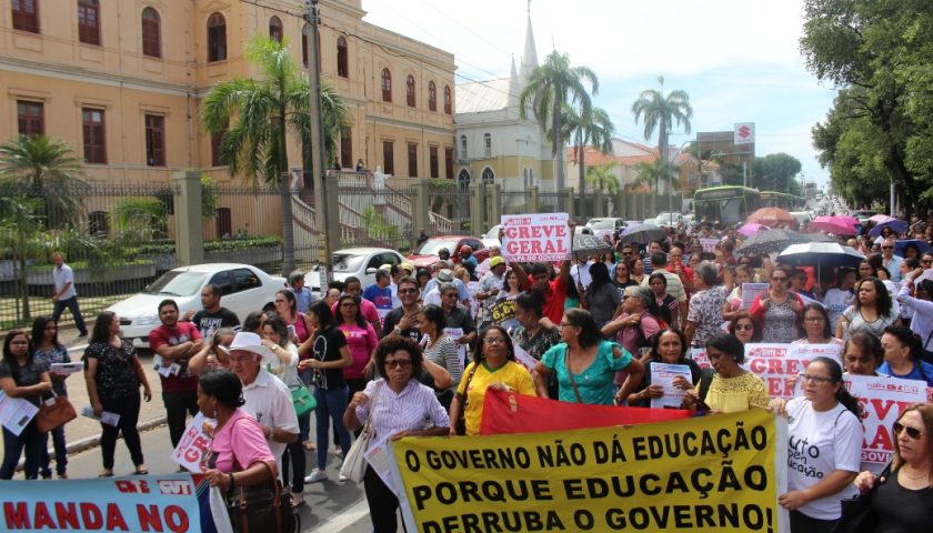 Trabalhadores em educação fazem protesto em Teresina