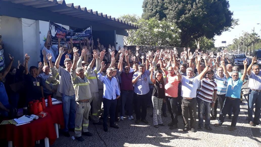 Tralhadores fazem protesto contra o leilão da Cepisa