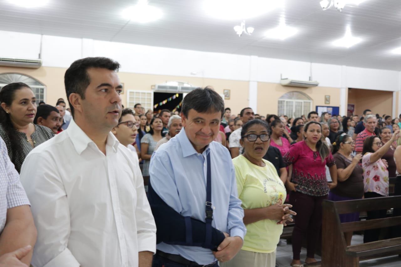 Wellington Dias foi à missa em homenagem aos pais