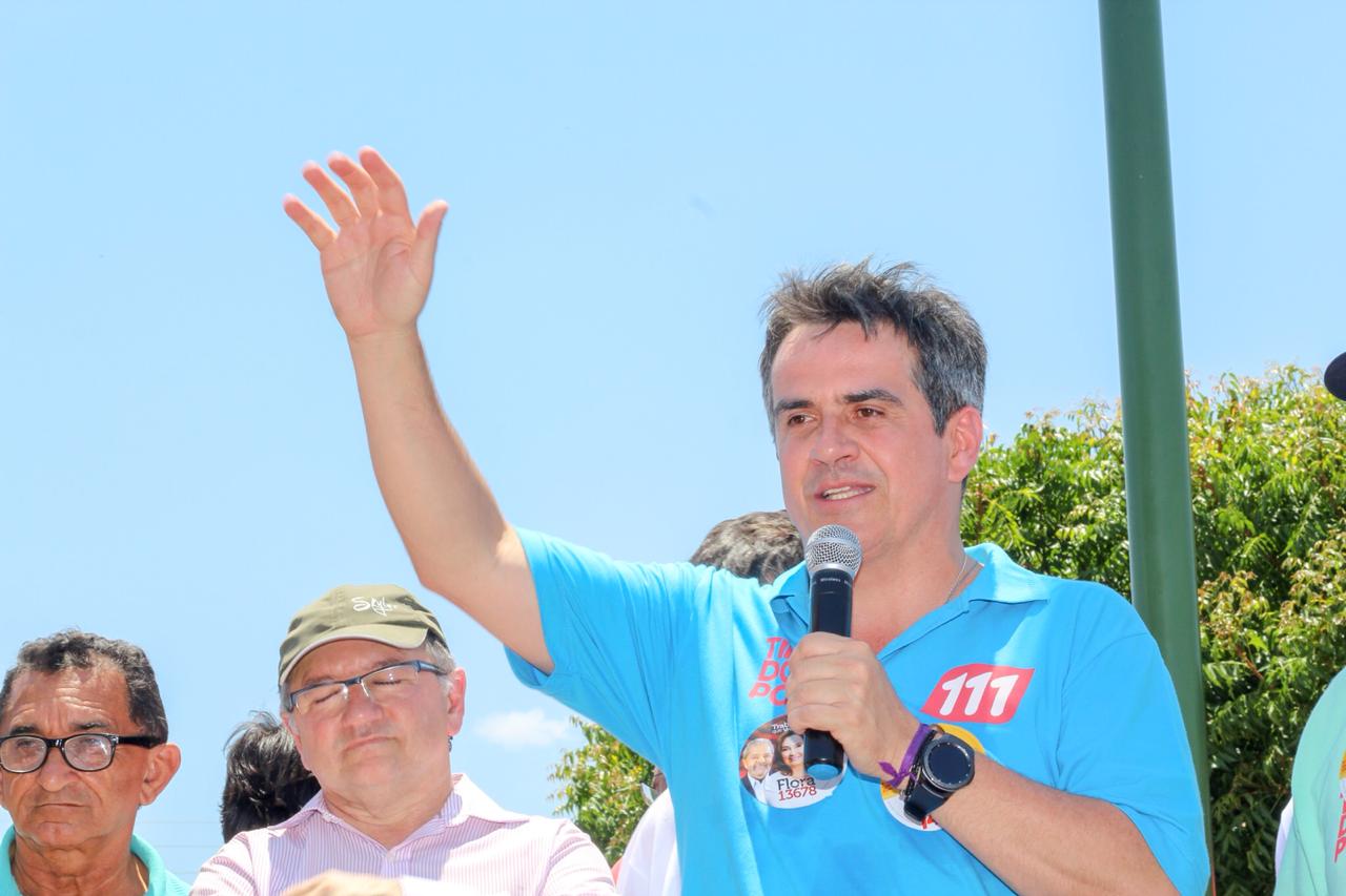 Ciro Nogueira discursa durante a campanha pela reeleição