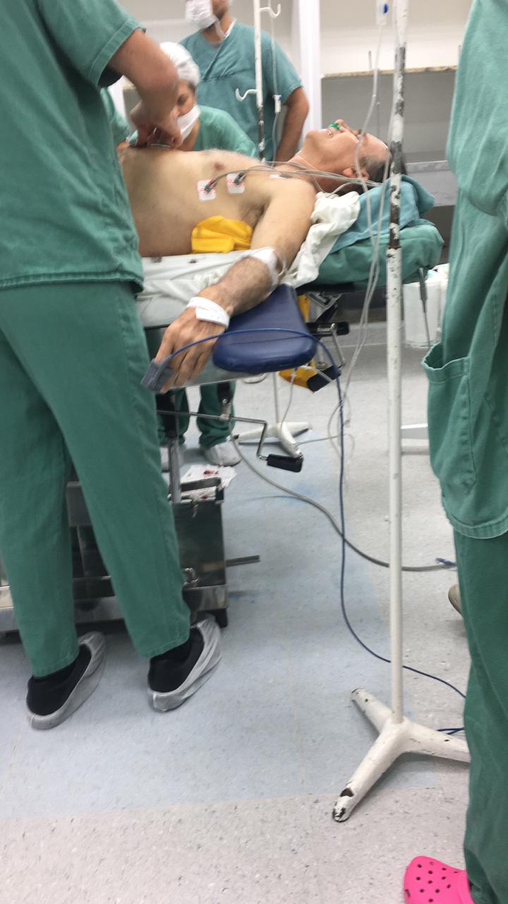 Jair Bolsonaro é atendido pelos médicos