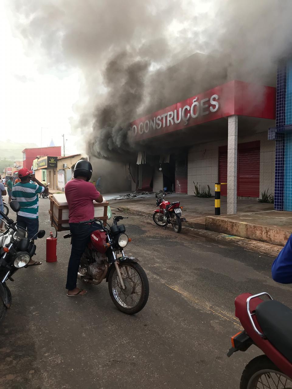 O incêndio assustou os comerciantes e cliente no Centro de José de Freitas