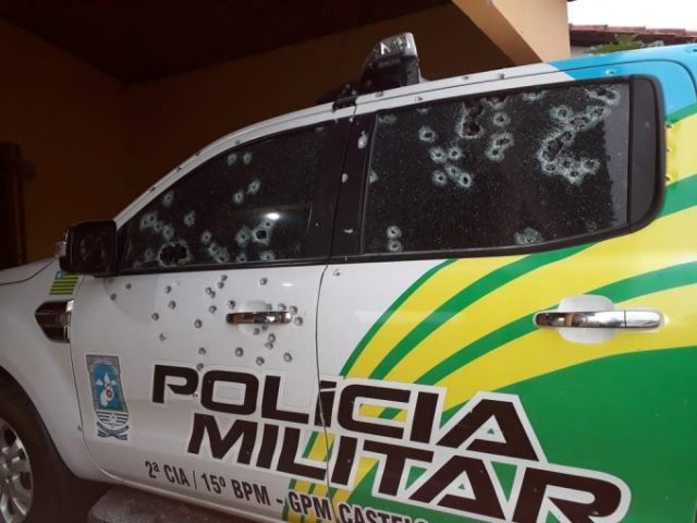 Bandidos metralham viaturas da PM em Castelo