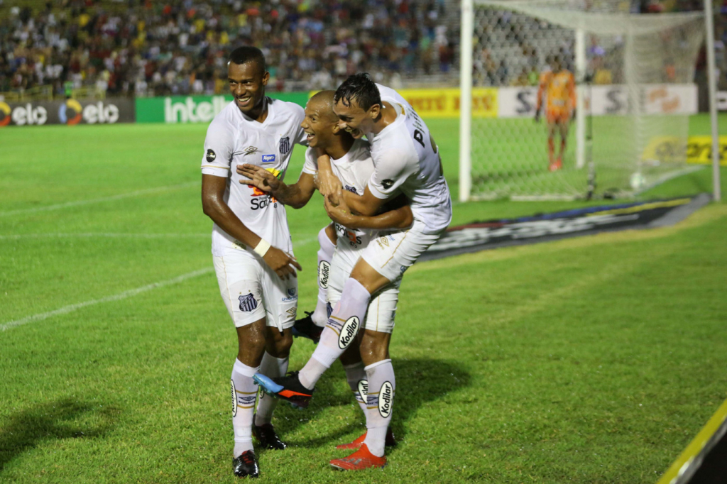 Jogadores do Santos comemoram mais um gol contra o Altos