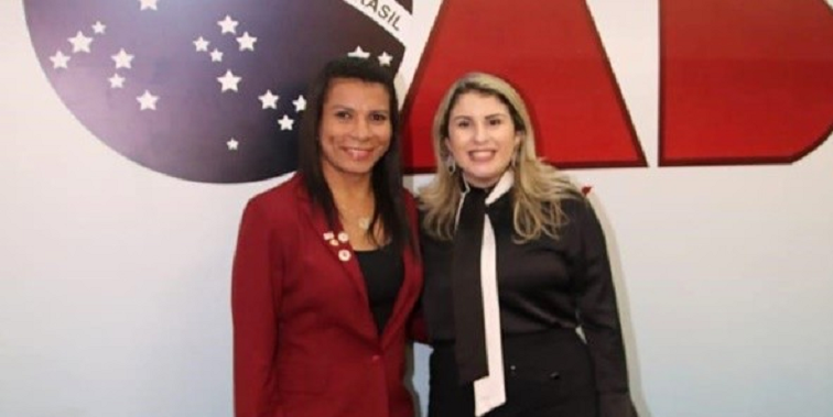 Transexual Flávia Vallenares (de vermelho) e a  vice-presidente da OAB, Alynne Patrício