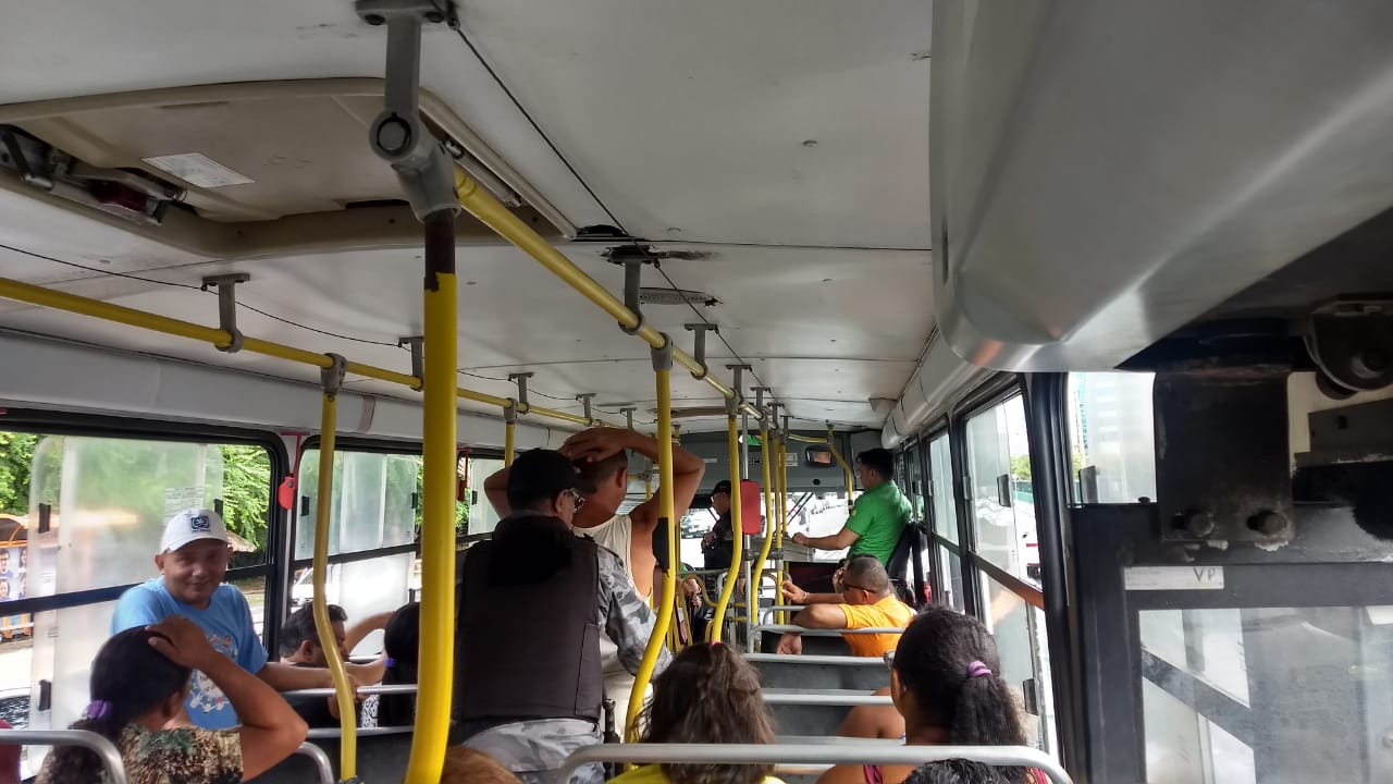 Abordagem policial dentro dos ônibus em Teresina