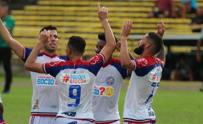 Jogadores do Bahia comemoram mais um gol contra o Altos
