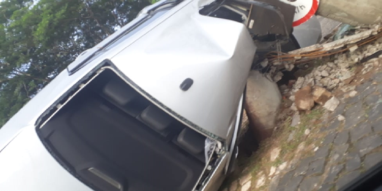 Motorista perde o controle e veículo capota na Av. Raul Lopes