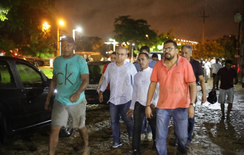 O prefeito de Teresina, Firmino Filho, ajuda no socorro às famílias no Parque Rodoviário