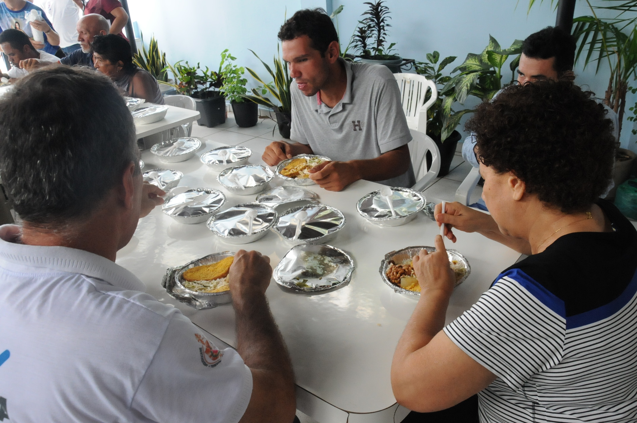 Regina Sousa almoça com moradores de rua de Teresina