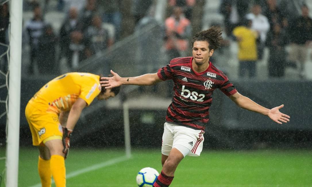 Arão brilha e Flamengo vence