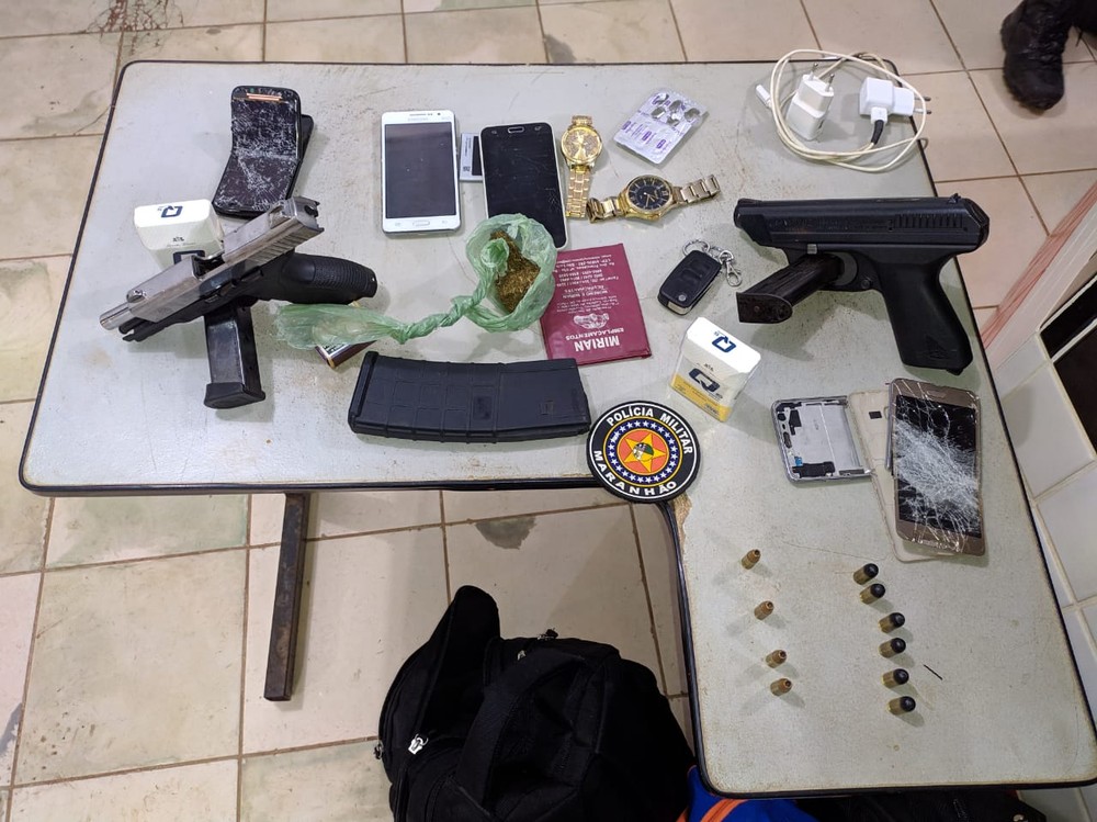 As armas, munição, celulares e droga