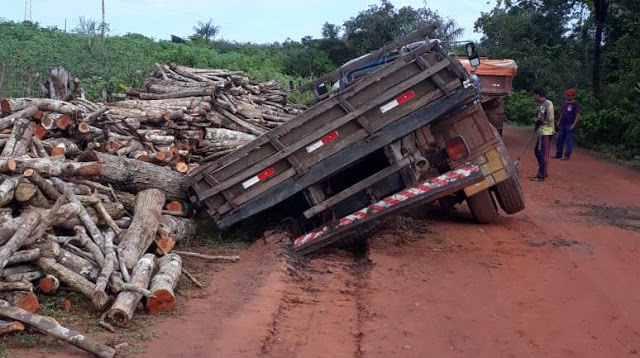 Caminhão carregado de madeira afunda e trabalhadores quase são esmagados