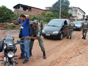 Policial militar aborda motoqueiro na saída da Vila da PAz, na zona Sul de Teresina