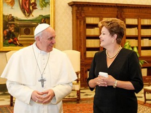 Papa Francisco coma presidente Dilma no Vaticano
