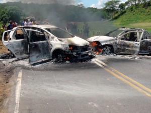 Os assaltantes queimaram os carros usados na fuga após arrastão em bancos e nos Correios de Bom Jesus